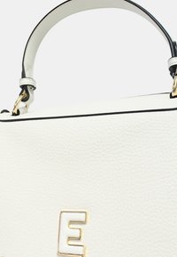 Borsa a tracolla in pelle bianca texturizzata con bordi neri, caratterizzata da un accento di lettere "E" in oro e bianco e un design strutturato.