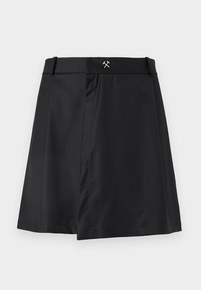 Juoda sijonas su pritaikytu dizainu, turintis plokščią juosmenį ir mažą metalinę detalę. Medžiaga yra glotni su lengvu blizgesiu.