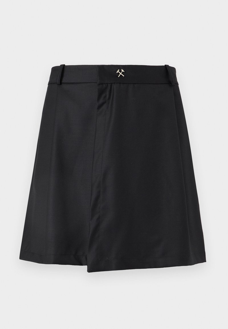 Falda negra con un diseño ajustado, que presenta una cinturilla plana y un pequeño detalle metálico. La tela es suave con un ligero brillo.