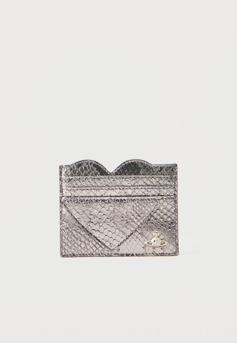 Ασημένιο κάτοχος κάρτας με υφή φίδιου δέρματος, με κυματιστή κορυφή και μικρό μεταλλικό έμβλημα πλανήτη στην κάτω δεξιά γωνία.