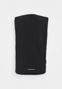 Vestido preto com capuz feito de tecido leve. Apresenta uma fenda vertical na parte de trás e um detalhe triangular na barra. Design simples.