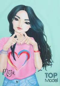 T-shirt rosa con un design a forma di cuore in rosso e blu, indossato con pantaloni corti di denim. L'illustrazione grafica presenta lunghi capelli neri e mani che formano una forma a cuore.