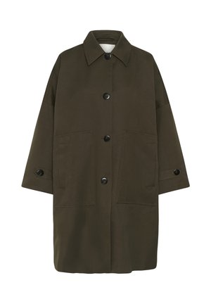 Sötét olívazöld, túlméretezett kabát nagy elülső zsebekkel, fekete gombokkal a középen és az ujjmandzsettán, valamint széles gallérral.