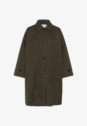 Tumeoliiviroheline oversize-mantel, millel on suured ees taskud, mustad nööbid keskel ja mansetinööbid ning lai krae.