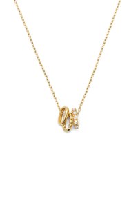 Collier en or avec trois anneaux pendants : un lisse, un torsadé et un orné de petites pierres claires. Design de chaîne délicate.
