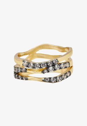 Gouden gedraaide ring met drie banden met ronde heldere edelstenen in zwarte accenten, met een golvend ontwerp en een gepolijste afwerking.