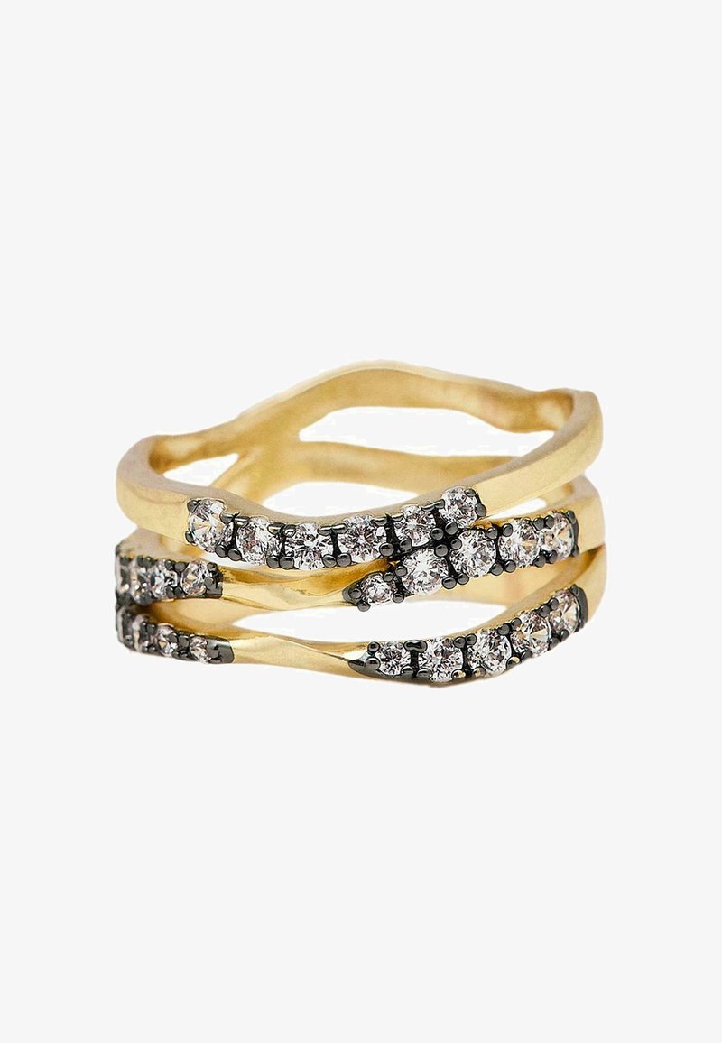 Anello d'oro intrecciato con tre bande con pietre preziose rotonde e trasparenti incastonate in accenti neri, che presenta un design ondulato e una finitura lucida.