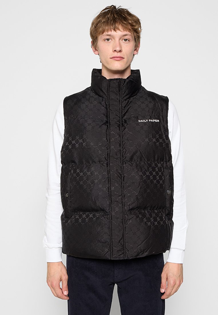 Zwarte gewatteerde vest met een gestikte patroon, hoge kraag, knoopsluiting aan de voorkant en een subtiele "DAILY PAPER" logo op de borst.