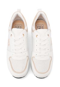 Sneaker bianche realizzate con materiali in mesh e pelle sintetica. Chiusura con lacci, dettagli beige, punta arrotondata e cuciture visibili.