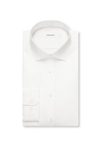 Weißes Herrenhemd mit Kentkragen, Knopfmanschetten und Markenlabel "seidensticker" auf der Innenseite des Kragens, sorgfältig gefaltet.