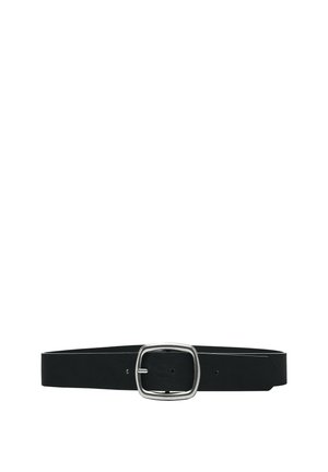 Ceinture en cuir noir avec une boucle métallique rectangulaire argentée et plusieurs trous d'ajustement sur fond blanc.