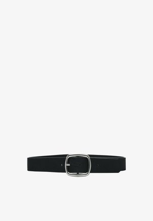 Ceinture en cuir noir avec une boucle métallique rectangulaire argentée et plusieurs trous d'ajustement sur fond blanc.