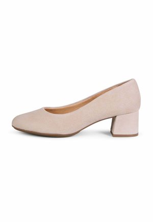 Zapato de tacón bajo de bloque para mujer en ante beige, con puntera redondeada y textura suave, mostrado de perfil contra un fondo blanco.