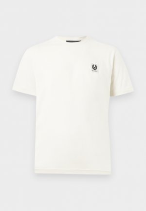 Egyszerű fehér, rövid ujjú póló kerek nyakkivágással, és kis fekete-fehér logófolttal a bal mellrészen.