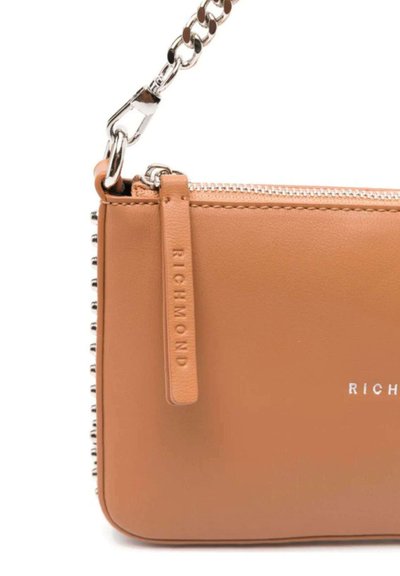 Borsa a tracolla in pelle marrone chiaro con chiusura a zip, hardware in tono argento, borchie decorative su un lato e un'etichetta che dice "RICHMOND."