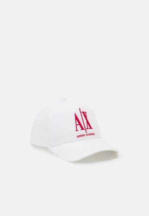 Casquette de baseball blanche avec logo rouge "A|X Armani Exchange" brodé sur le devant, présentée sur un fond clair uni.