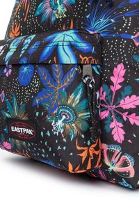 Mochila con estampado floral multicolor que presenta una base negra, un bolsillo con cremallera y el logo de Eastpak. Tejido texturizado con diseños vibrantes.