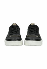 Sneakers in pelle nera con suole in gomma bianche, caratterizzati da una superficie liscia, un design con lacci e delicate cuciture beige accentate.