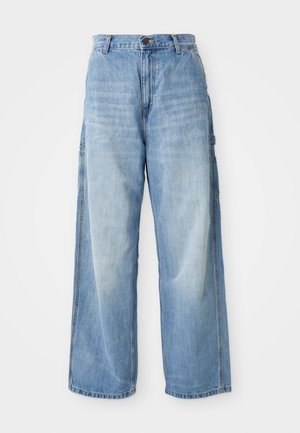 Világoskék bő legszeletű farmernadrág magas derékkal, oldalzsebekkel és megfakult textúrával, denim anyagból készült.