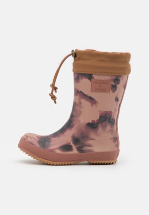 Dětská gumová holínka střední délky v růžovo-černém tie-dye vzoru s hnědým látkovým lemem a nastavitelným šňůrkovým zapínáním.