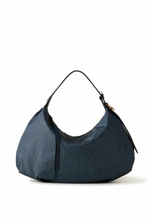 Sac hobo bleu marine doux texturé avec une seule bandoulière noire et une quincaillerie dorée sur fond blanc.
