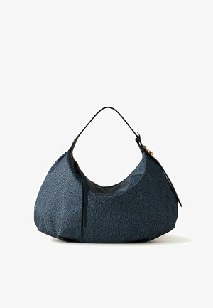Weiche, marineblaue, strukturierte Hobo-Tasche mit einem schwarzen Schulterriemen und goldfarbenen Beschlägen auf weißem Hintergrund.