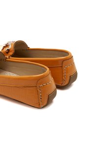 Orange-faux-Krokodil-Leder Slipper mit kontrastierenden Nähten und Gummisohlen; offenes Rückendesign für einfaches Anziehen.