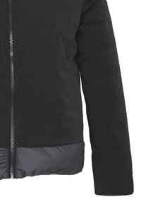 Giacca nera con zip frontale e orlo imbottito, che mostra il lato sinistro del torso e della manica su uno sfondo bianco.