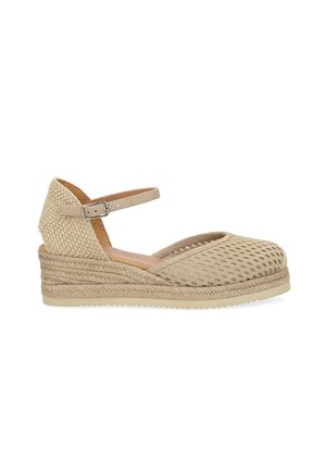 Sandale espadrille à talon compensé beige avec boucle à la cheville, zone du bout perforée et semelle en corde tressée.