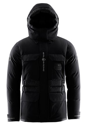 Chaqueta negra aislante con capucha, cuatro bolsillos frontales y una textura suave. Presenta una marca en el frente y las mangas.