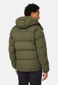 Olivengrøn dynejakke med hætte, prydet med et quiltet design, elastiske manchetter og et logo på ryggen. Blød tekstur og isoleret for varme.