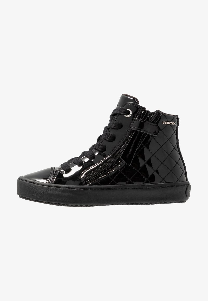 Basket montante noire en cuir verni matelassé, lacets à l'avant, fermeture éclair latérale et semelle épaisse en caoutchouc.