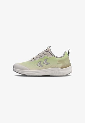 Lichtgroene en beige sportschoen met grijs chevron-logo, veters en een gewatteerde witte zool, gezien vanaf de linkerkant.