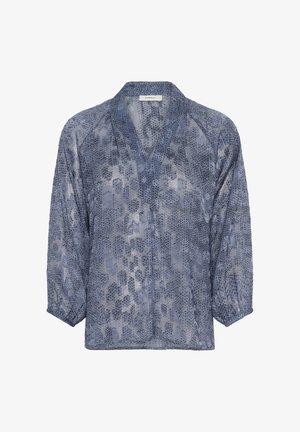 Prozirna plava bluzica s V-izrezom, 3/4 rukavima i teksturiranim uzorkom. Lagana tkanina s slobodnim krojem i suptilnim varijacijama boje.