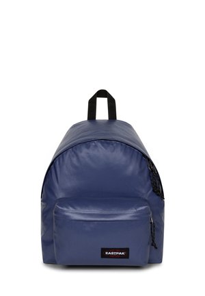 Sac à dos Eastpak bleu marine avec une poche zippée à l'avant et une boucle de poignée en tissu noir sur le dessus, présenté sur fond blanc.