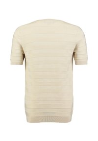 Suéter de manga corta beige con una textura a rayas. Presenta un cuello redondo y puños acanalados. Fabricado en un tejido de punto suave.