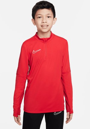 Camiseta atlética de manga larga roja con cuello de media cremallera, logotipo de Nike en blanco en el lado izquierdo del pecho, con tejido suave y ligero y diseño ajustado.