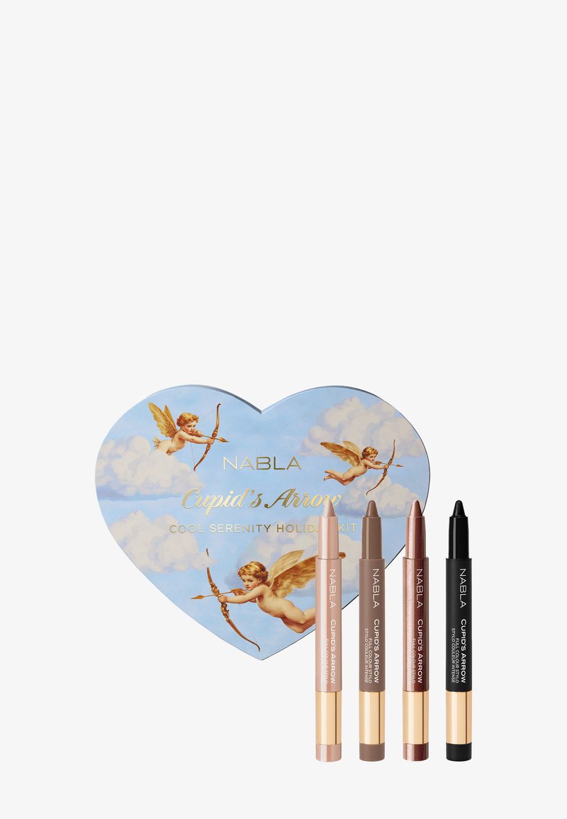 NABLA Cupid's Arrow vakantieset in een hartvormige doos. Bevat vier make-uppotloden in tinten beige, bruin en zwart. De doos heeft een afbeelding van een blauwe lucht met cherubijntjes.