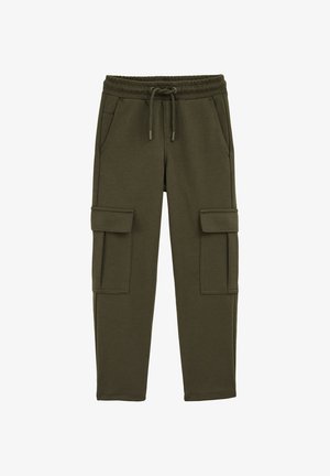 Tamsiai žali treningai, pagaminti iš minkštos medžiagos, su elastinga juostos dalimi, raišteliu ir dviem didelėmis šoninėmis kišenėmis.