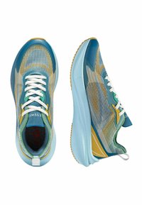 Akwamarynowe i żółte buty sportowe mają oddychającą siateczkę, białe sznurówki oraz teksturowane podeszwy dla lepszej przyczepności. Akcenty w różnych odcieniach niebieskiego.