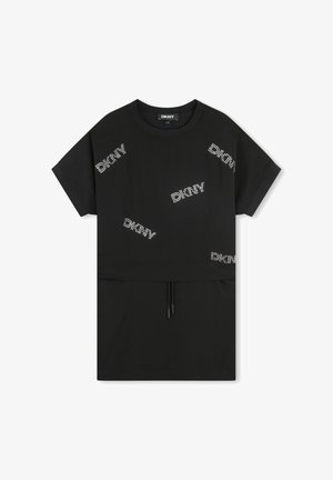 T-shirt noir à manches courtes, arborant "DKNY" en strass sous différents angles, avec un cordon de serrage ajustable au niveau de l'ourlet.