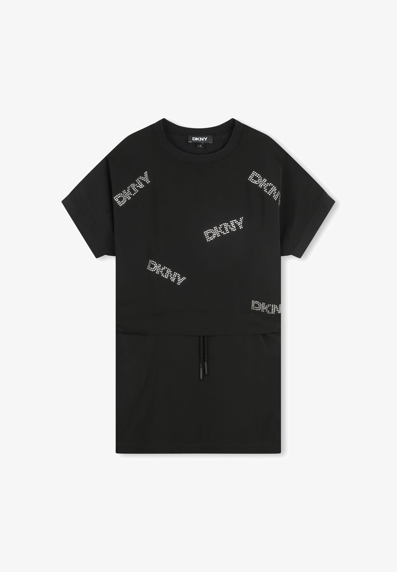 T-shirt noir à manches courtes, arborant "DKNY" en strass sous différents angles, avec un cordon de serrage ajustable au niveau de l'ourlet.