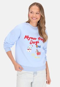 Jasnoniebieska bluza z czerwonym haftowanym napisem "My Dog" oraz kolorowymi ilustracjami psów. Posiada ściągacze przy rękawach i u dołu, wykonana z miękkiej bawełnianej mieszanki tkanin.