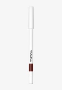 Smashbox huuliliner kynä valkoisella ulkopinnalla, jossa on ruskea yksityiskohta kärjen lähellä. Sujuva rakenne, vetäytyvä muotoilu.