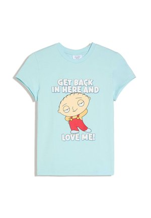 Jasnoniebieska koszulka z postacią z kreskówki w czerwonych ogrodniczkach i napisem „Wracaj tutaj i kochaj mnie!” wyśrodkowanym z przodu.