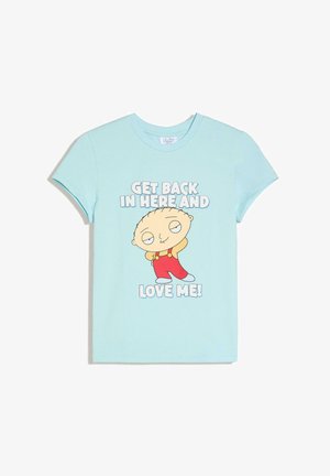 Jasnoniebieska koszulka z postacią z kreskówki w czerwonych ogrodniczkach i napisem „Wracaj tutaj i kochaj mnie!” wyśrodkowanym z przodu.