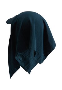 Dunkelblaugrüner Stoff hängt über einer Kappe und zeigt eine glatte Textur und einen sanften Glanz. Die Form ist locker mit spitzen Kanten und einer abgerundeten Oberseite.