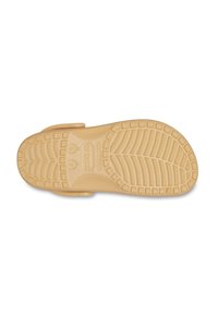 Gelbe Gummisandalen-Sohle mit einem strukturierten, rutschfesten Design und Profilmustern für Grip und Unterstützung. "Crocs"-Markenkennzeichnung sichtbar.