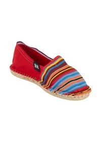 Espadrille rouge à enfiler avec une tige en textile rayé multicolore, semelle en jute, bout rond et surpiqûres contrastées le long du bord.