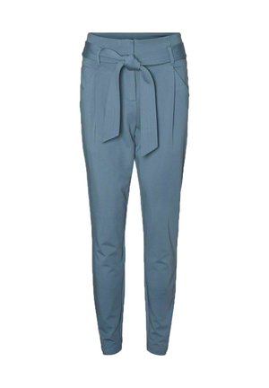 Pantalons bleu clair en tissu lisse, présentant une taille haute, une ceinture avec un nœud et des jambes fuselées avec des poches latérales.